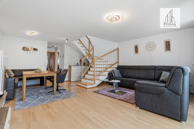 Attraktive Wohnung mit Reihenhauscharakter – großzügiges Wohnzimmer, Terrasse & Balkon