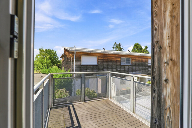 Attraktive Wohnung mit Reihenhauscharakter – großzügiges Wohnzimmer, Terrasse & Balkon