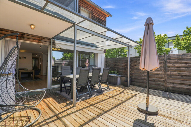 Attraktive Wohnung mit Reihenhauscharakter – großzügiges Wohnzimmer, Terrasse & Balkon