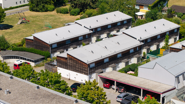 Attraktive Wohnung mit Reihenhauscharakter – großzügiges Wohnzimmer, Terrasse & Balkon