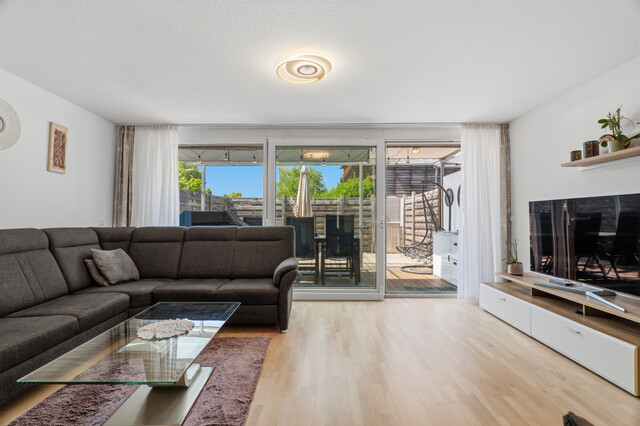 Attraktive Wohnung mit Reihenhauscharakter – großzügiges Wohnzimmer, Terrasse & Balkon