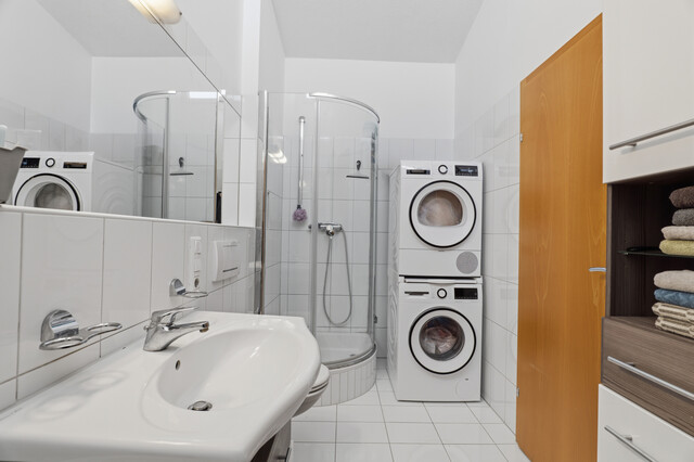 Attraktive Wohnung mit Reihenhauscharakter – großzügiges Wohnzimmer, Terrasse & Balkon