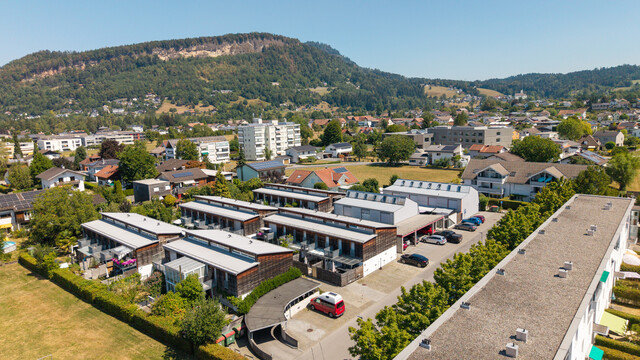 Attraktive Wohnung mit Reihenhauscharakter – großzügiges Wohnzimmer, Terrasse & Balkon