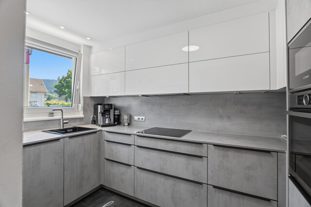 Attraktive Wohnung mit Reihenhauscharakter – großzügiges Wohnzimmer, Terrasse & Balkon