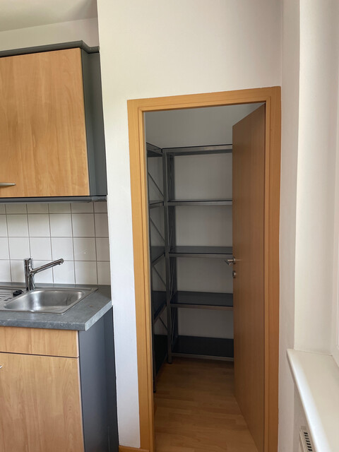 geräumige, helle   4 Zimmer Wohnung   mit separater Küche, Balkon, großes Bad