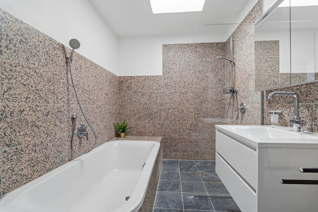 Koblach: Moderne 3-Zimmer-Maisonettwohnung mit riesiger Dachgeschoss-Terrasse!