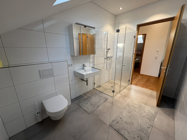 Hochwertig ausgestattete 2-Zimmer Dachgeschosswohnung in Lauteracher Kleinwohnanlage