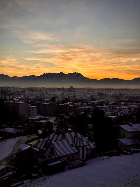Altbau Dachgeschosswohnung mit Balkon, Garten, Stauraum &amp; Parkplatz!