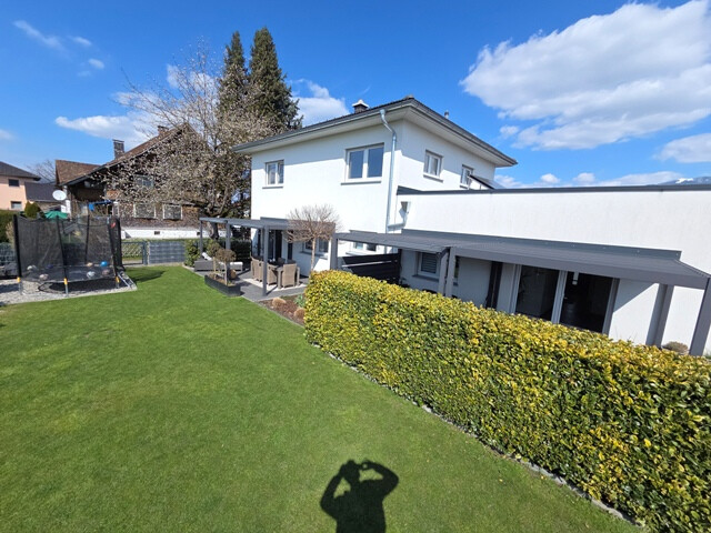 Traumhaftes Einfamilienhaus mit Einliegerwohnung und großem Garten in guter Lage von Koblach!