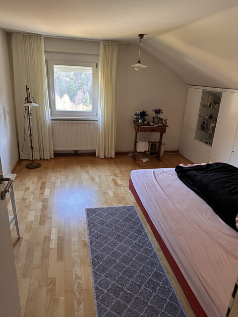 Altbau Dachgeschosswohnung mit Balkon, Garten, Stauraum &amp; Parkplatz!