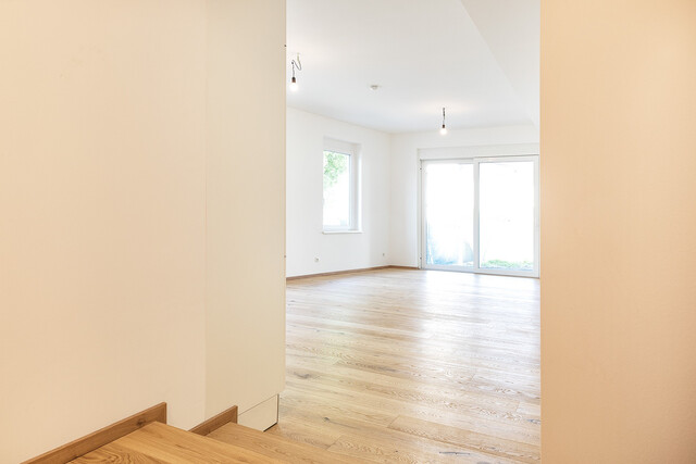 Luxuriöse 3 Zimmer Gartenwohnung in Stickerei Villa Raumhöhe 3m mit überdachter Terrasse und Privatgarten & Carport - Top Ausstattung!