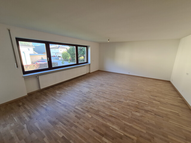 Zu vermieten:  Einfamilienhaus mit Garage, Garten, Terrasse und Keller.