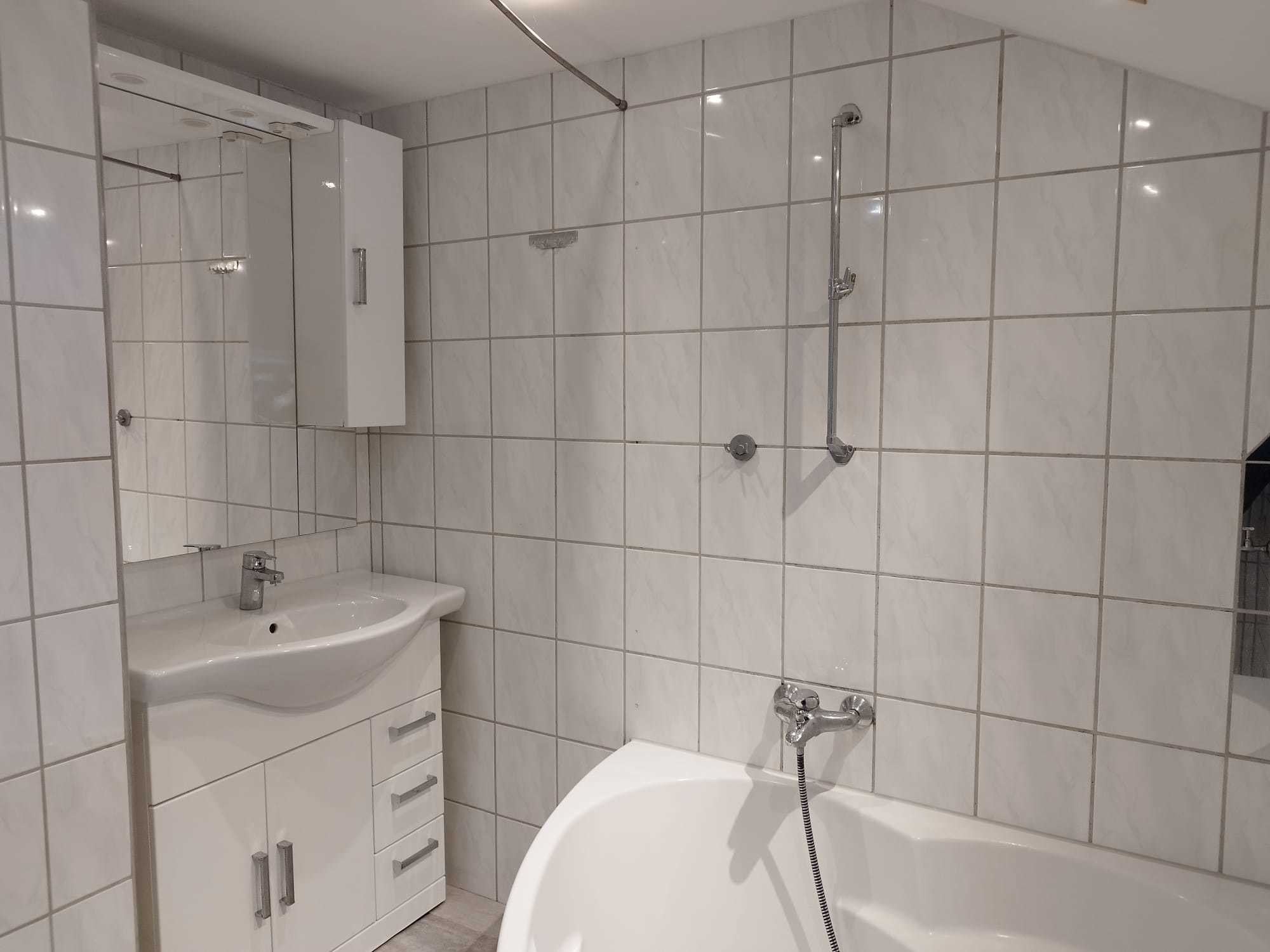 Schöne, helle, 5 Zimmer Wohnung mit 80 m², Balkon, Carport und Abstellraum.