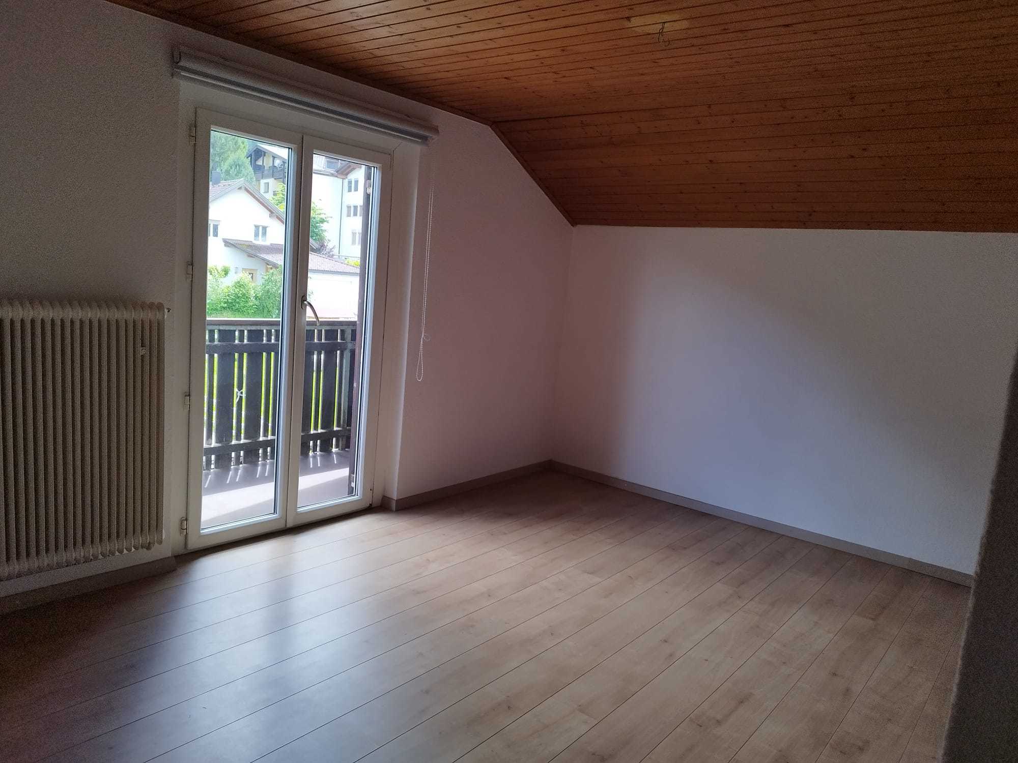 Schöne, helle, 5 Zimmer Wohnung mit 80 m², Balkon, Carport und Abstellraum.