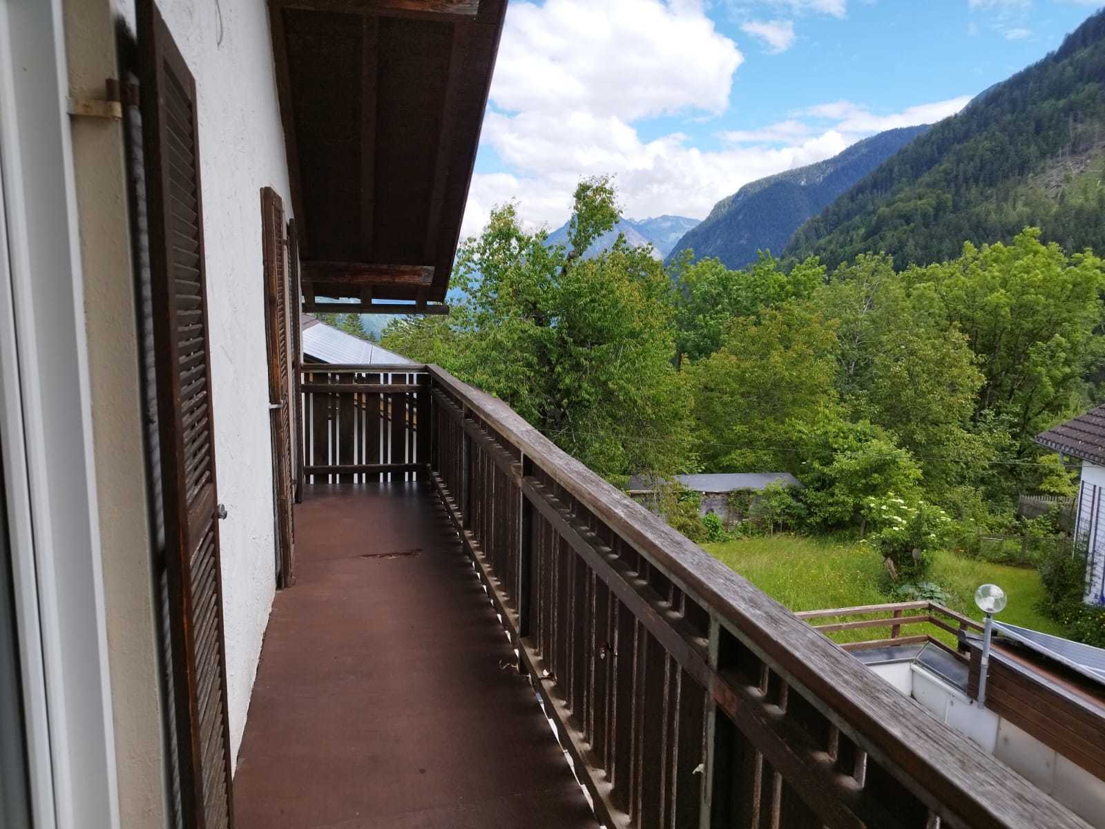 Schöne, helle, 5 Zimmer Wohnung mit 80 m², Balkon, Carport und Abstellraum.