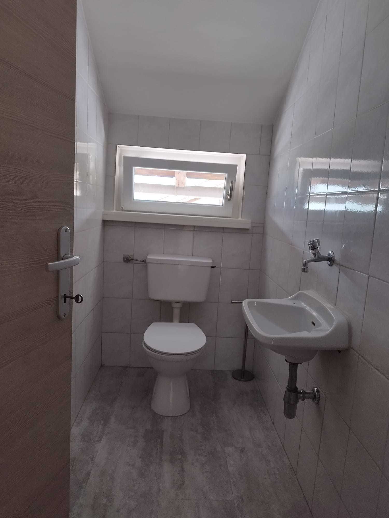 Schöne, helle, 5 Zimmer Wohnung mit 80 m², Balkon, Carport und Abstellraum.