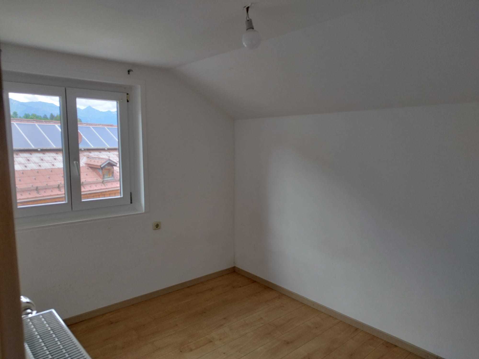 Schöne, helle, 5 Zimmer Wohnung mit 80 m², Balkon, Carport und Abstellraum.