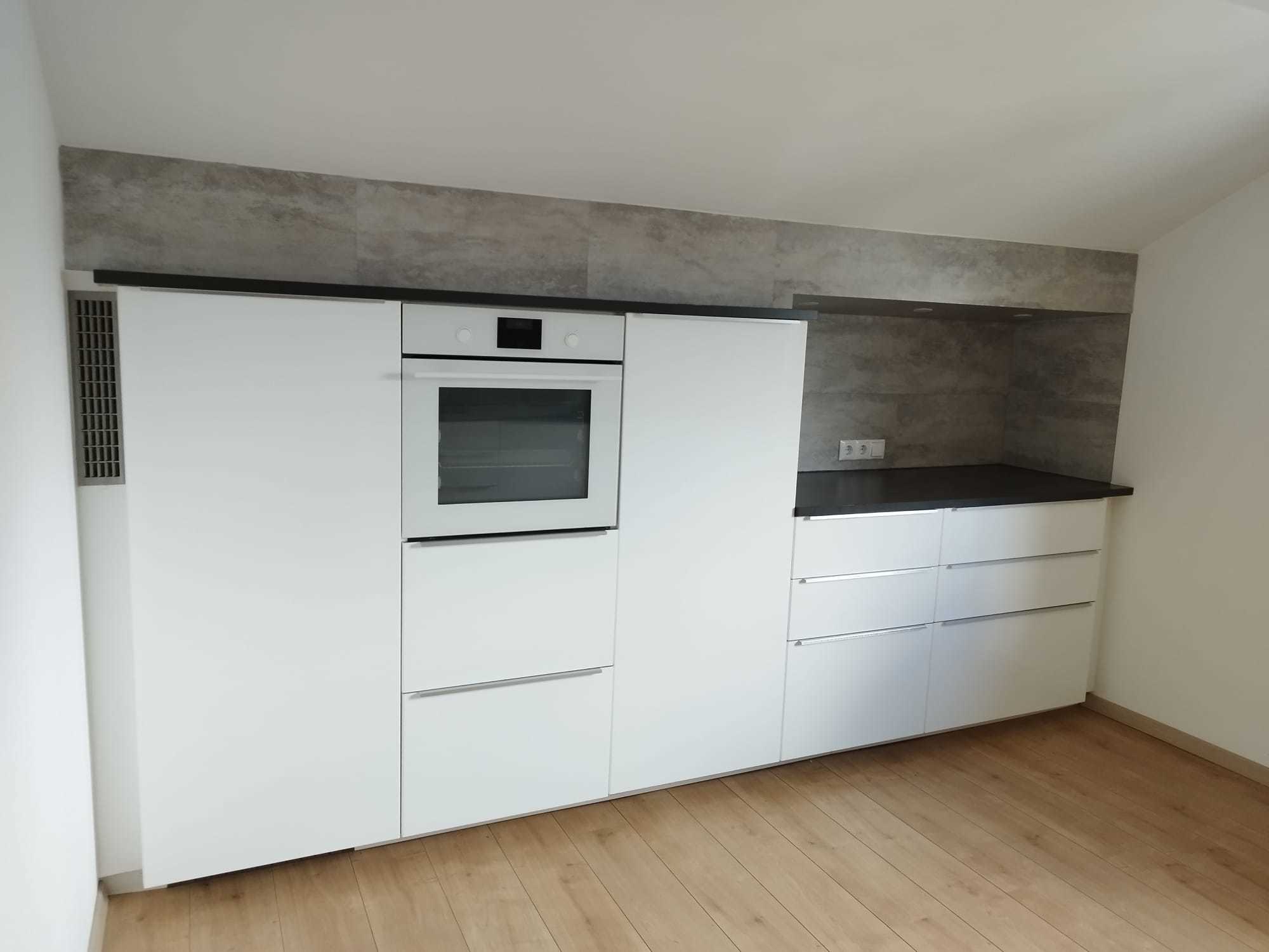 Schöne, helle, 5 Zimmer Wohnung mit 80 m², Balkon, Carport und Abstellraum.