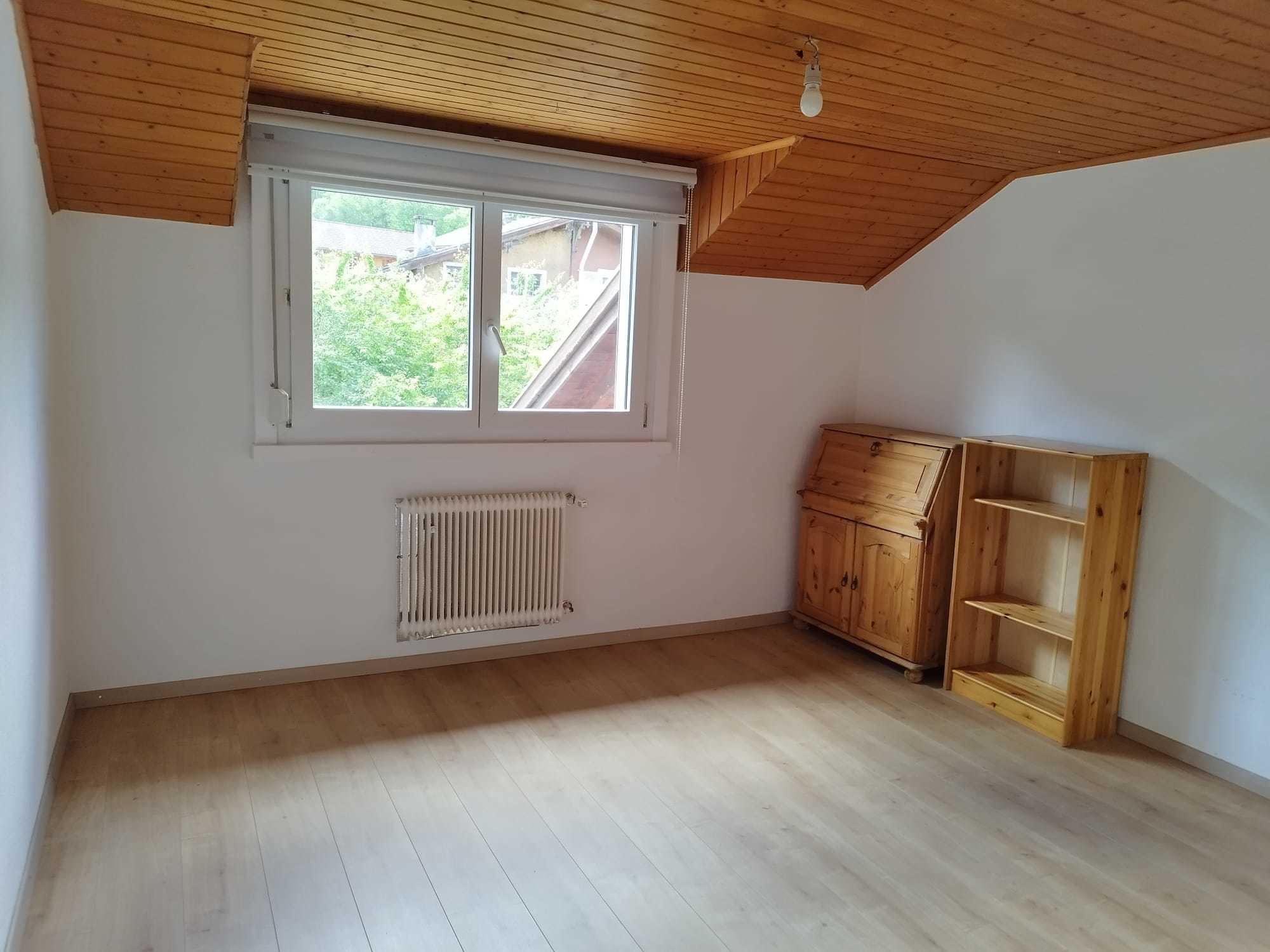 Schöne, helle, 5 Zimmer Wohnung mit 80 m², Balkon, Carport und Abstellraum.