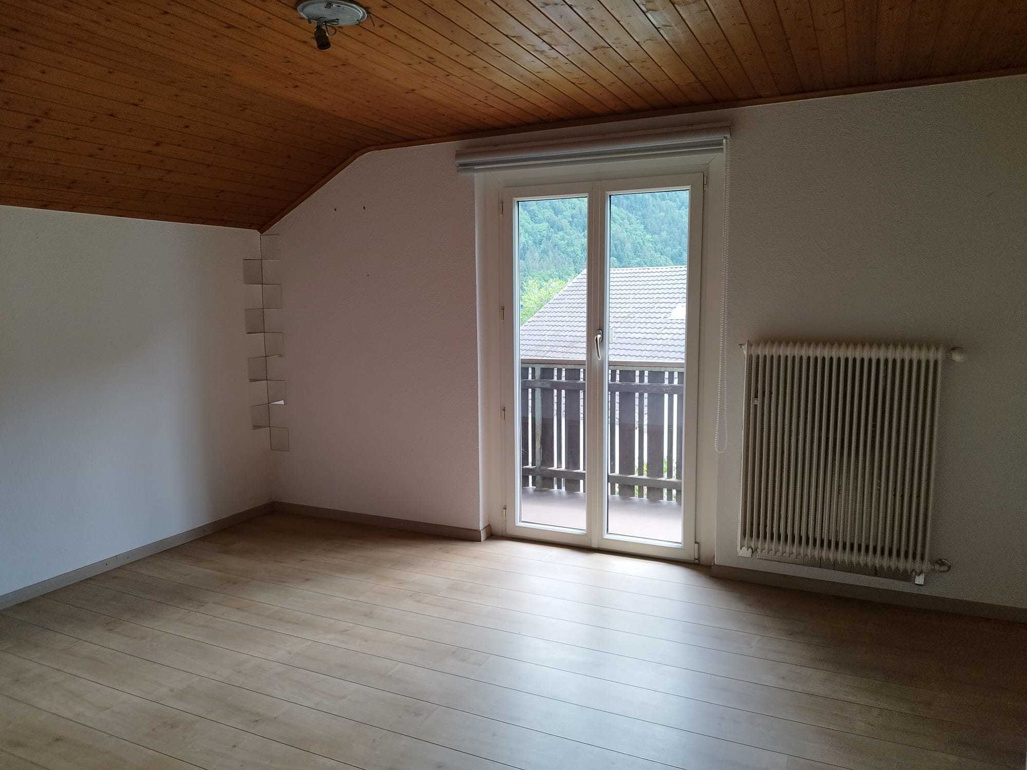 Schöne, helle, 5 Zimmer Wohnung mit 80 m², Balkon, Carport und Abstellraum.
