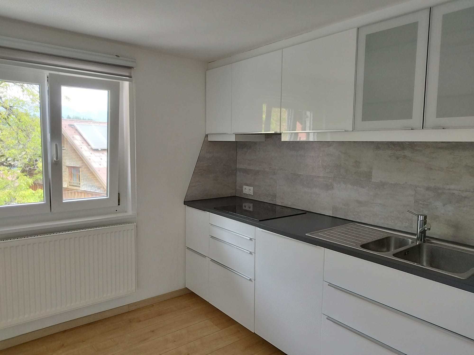 Schöne, helle, 5 Zimmer Wohnung mit 80 m², Balkon, Carport und Abstellraum.