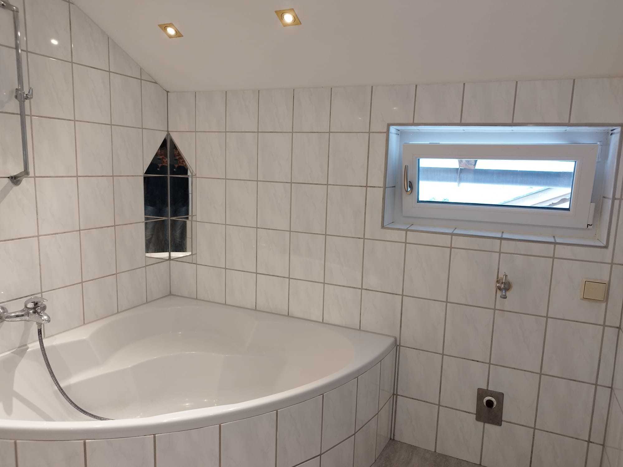 Schöne, helle, 5 Zimmer Wohnung mit 80 m², Balkon, Carport und Abstellraum.