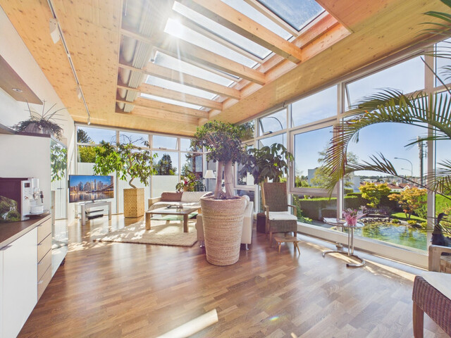 Ein Haus mit Charakter – Wohnen in Aussichtslage mit eigenem Schwimmteich