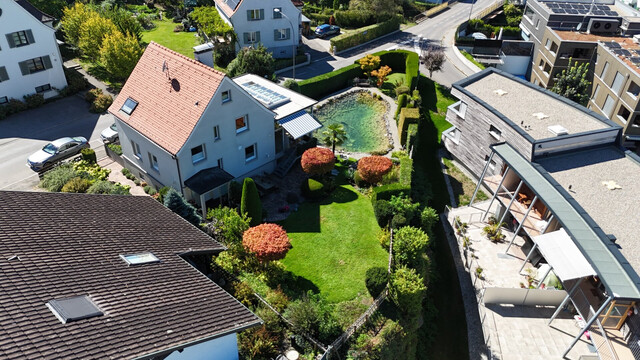Ein Haus mit Charakter – Wohnen in Aussichtslage mit eigenem Schwimmteich