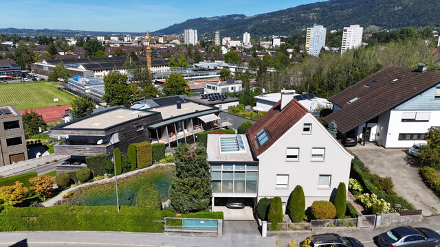Ein Haus mit Charakter – Wohnen in Aussichtslage mit eigenem Schwimmteich