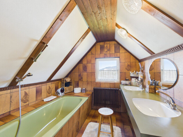 Ein Haus mit Charakter – Wohnen in Aussichtslage mit eigenem Schwimmteich