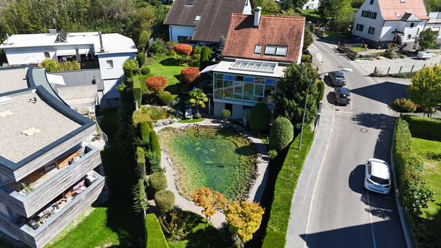 Ein Haus mit Charakter – Wohnen in Aussichtslage mit eigenem Schwimmteich