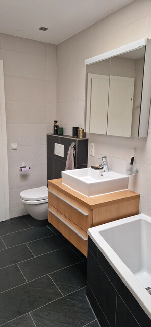 Provisionsfreie helle Dachgeschosswohnung mit Garage und Terrasse in Seenähe