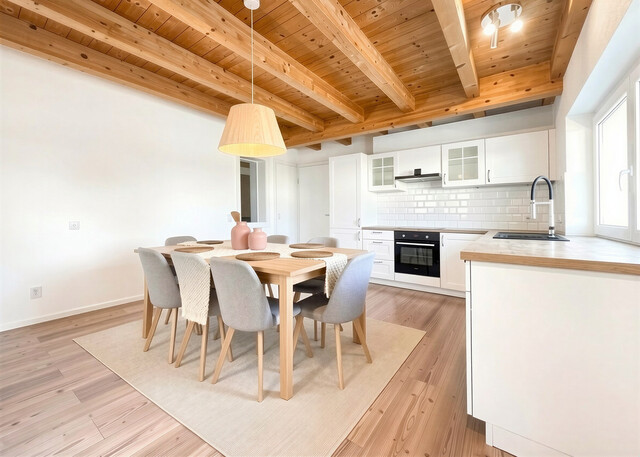 Großzügige, modernisierte 4-Zimmerwohnung mit zwei Garagen