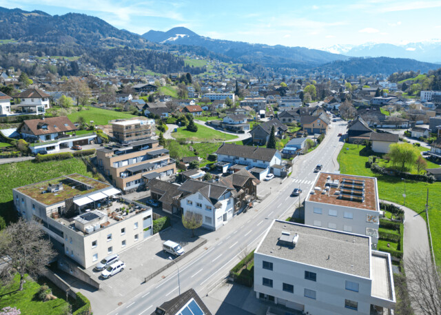 Großzügige, modernisierte 4-Zimmerwohnung mit zwei Garagen