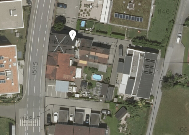 Großzügige, modernisierte 4-Zimmerwohnung mit zwei Garagen
