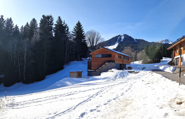 Großes Grundstück mit Ferienhaus-Widmung auf der Tschengla