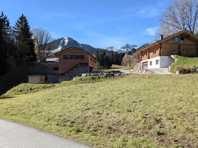 Großes Grundstück mit Ferienhaus-Widmung auf der Tschengla