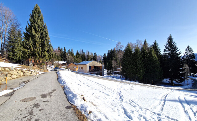Großes Grundstück mit Ferienhaus-Widmung auf der Tschengla