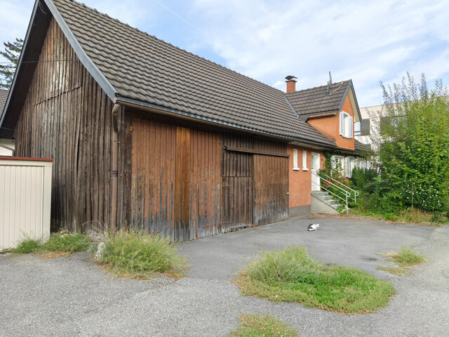 Altes renovierungsbedürftiges Haus, Grundstück 400 m²