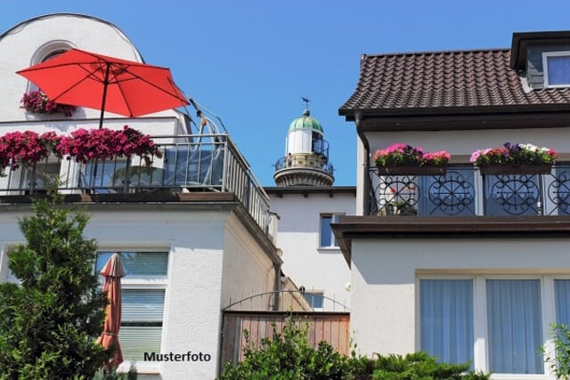 Mehrfamilienhaus mit Garage und Gartenhütten