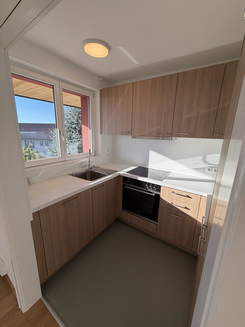 Sonnige 3,5 Zimmer Wohnung mit Balkon in Seenähe 