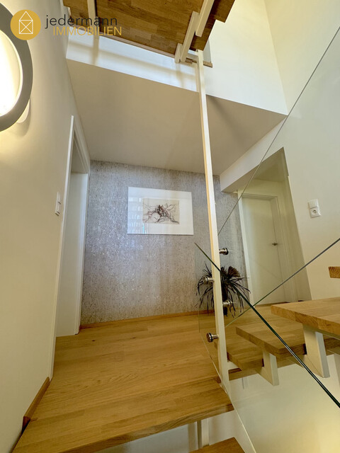 SULZ: PROFESSIONELL SANIERTES ARCHITEKTENHAUS MIT UNVERBAUBAREM PANORAMABLICK