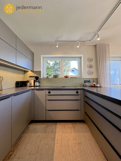 SULZ: PROFESSIONELL SANIERTES ARCHITEKTENHAUS MIT UNVERBAUBAREM PANORAMABLICK