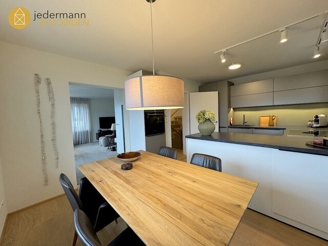 SULZ: PROFESSIONELL SANIERTES ARCHITEKTENHAUS MIT UNVERBAUBAREM PANORAMABLICK