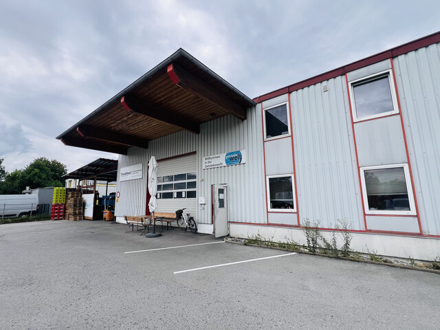 Attraktive Gewerbeimmobilie im Betriebsgebiet Lustenau Nord mit großem Innen- und Außenlager, Bürotrakt und Betriebswohnung.