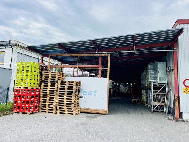 Attraktive Gewerbeimmobilie im Betriebsgebiet Lustenau Nord mit großem Innen- und Außenlager, Bürotrakt und Betriebswohnung.