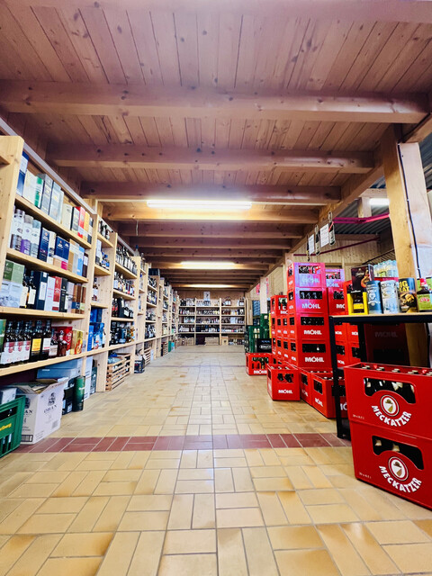 Attraktive Gewerbeimmobilie im Betriebsgebiet Lustenau Nord mit großem Innen- und Außenlager, Bürotrakt und Betriebswohnung.