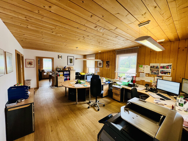 Attraktive Gewerbeimmobilie im Betriebsgebiet Lustenau Nord mit großem Innen- und Außenlager, Bürotrakt und Betriebswohnung.