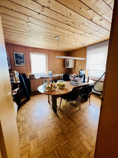 Attraktive Gewerbeimmobilie im Betriebsgebiet Lustenau Nord mit großem Innen- und Außenlager, Bürotrakt und Betriebswohnung.