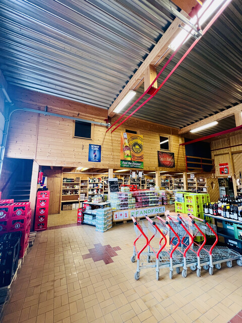 Attraktive Gewerbeimmobilie im Betriebsgebiet Lustenau Nord mit großem Innen- und Außenlager, Bürotrakt und Betriebswohnung.